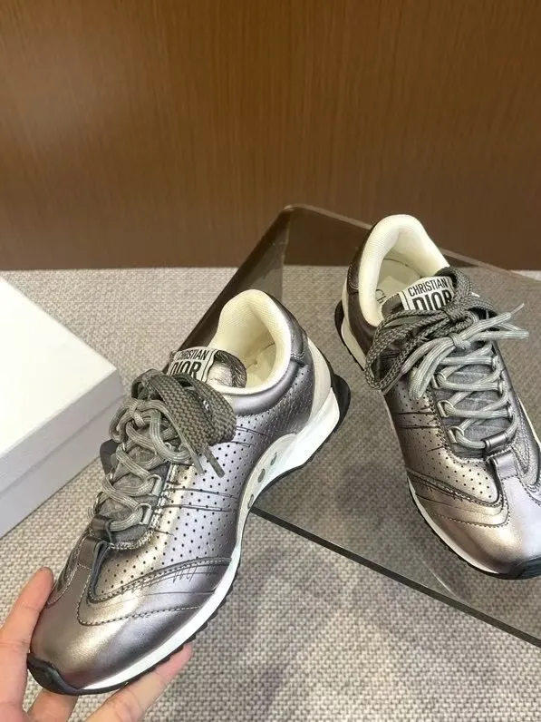👟👟Ex-factory price 620👟👟 Dior sketch Dior spring and summer catwalk style graffiti sketch moral training shoes Forrest shoes. Original development. The most photographed item in the 25ss spring and summer show. This pair of shoes has changed the single design style of Forrest shoes in the previous impression. It retains the original shape. The details are very in line with the current fashion trend, but it also incorporates the manager's new understanding and retro feelings for Forrest shoes. The overall feeling is brand new. The material is a bit matte leather, full of retro style. It looks very high-end. The feeling on the foot is very convex. The upper foot is really good-looking and versatile. It can be worn with any style of clothes, pants and skirts. It looks good on anyone. Original combination outsole Size: 35-45